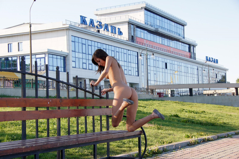 Показывает влагалище на вокзале 7 фото