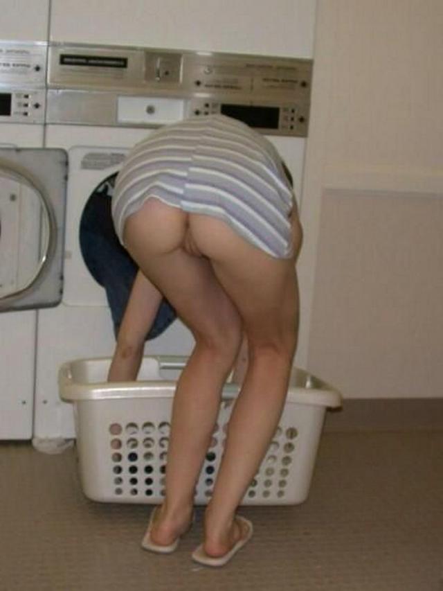 Мужья фотографируют обнажённые попы жён дома и в публичных местах 6 фото